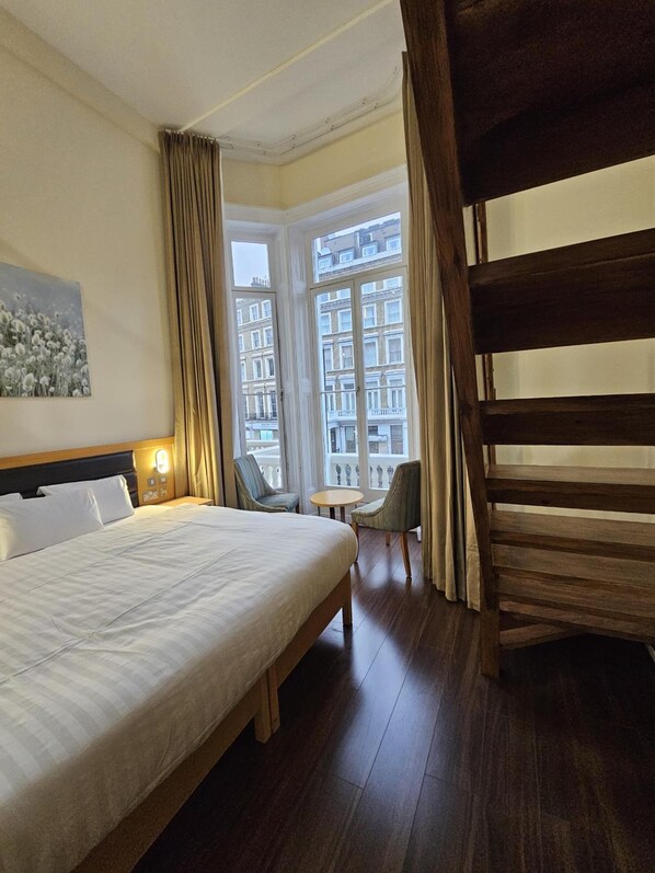 WiFi, alarm clocks - Cromwell International Hotel (London)