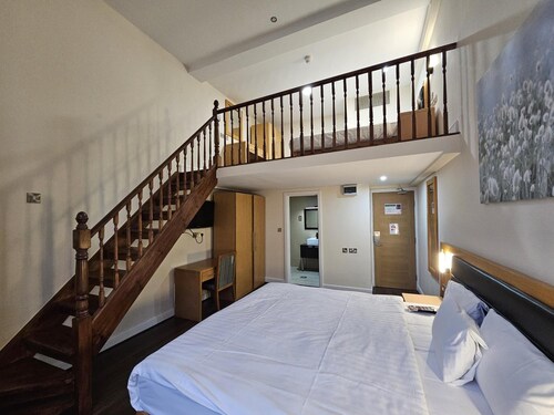 Cromwell International Hotel