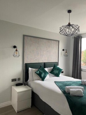 双人房 | 防过敏的被褥、特色装修、特色家居、办公桌