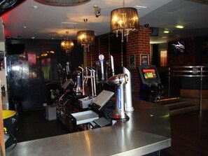 2 bars/lounges - Whites Hotel (Newcastle-upon-Tyne)