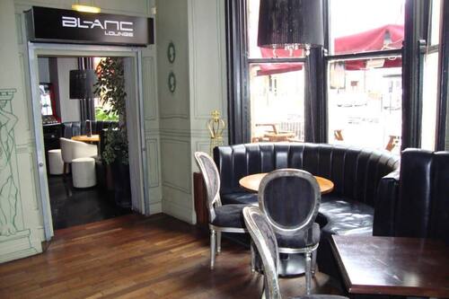 2 Bars/Lounges