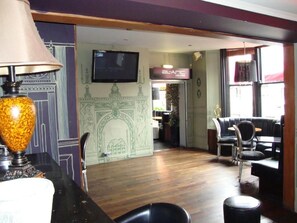 2 Bars/Lounges