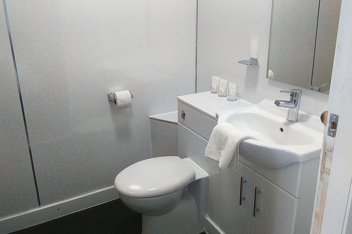 family room | bathroom | free toiletries, hair dryer, bathrobes, towels