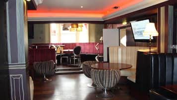 2 bars/lounges