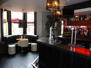 2 bars/lounges