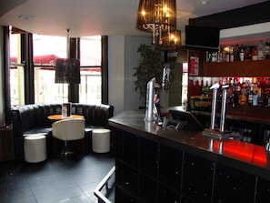 2 bars/lounges