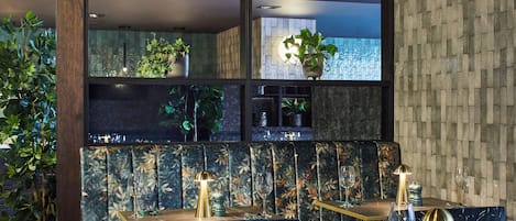 Breakfast and dinner served