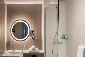 Regadera, amenidades de baño ecológicas, secadora de cabello, toallas 