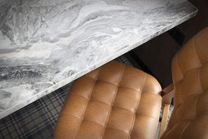 Ropa de cama hipoalergénica, escritorio y tabla de planchar con plancha