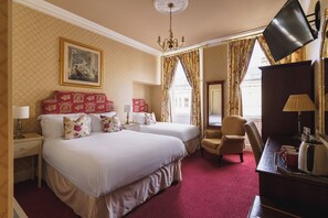 Driepersoonskamer, en-suite badkamer | Hypoallergeen beddengoed, individueel gedecoreerd