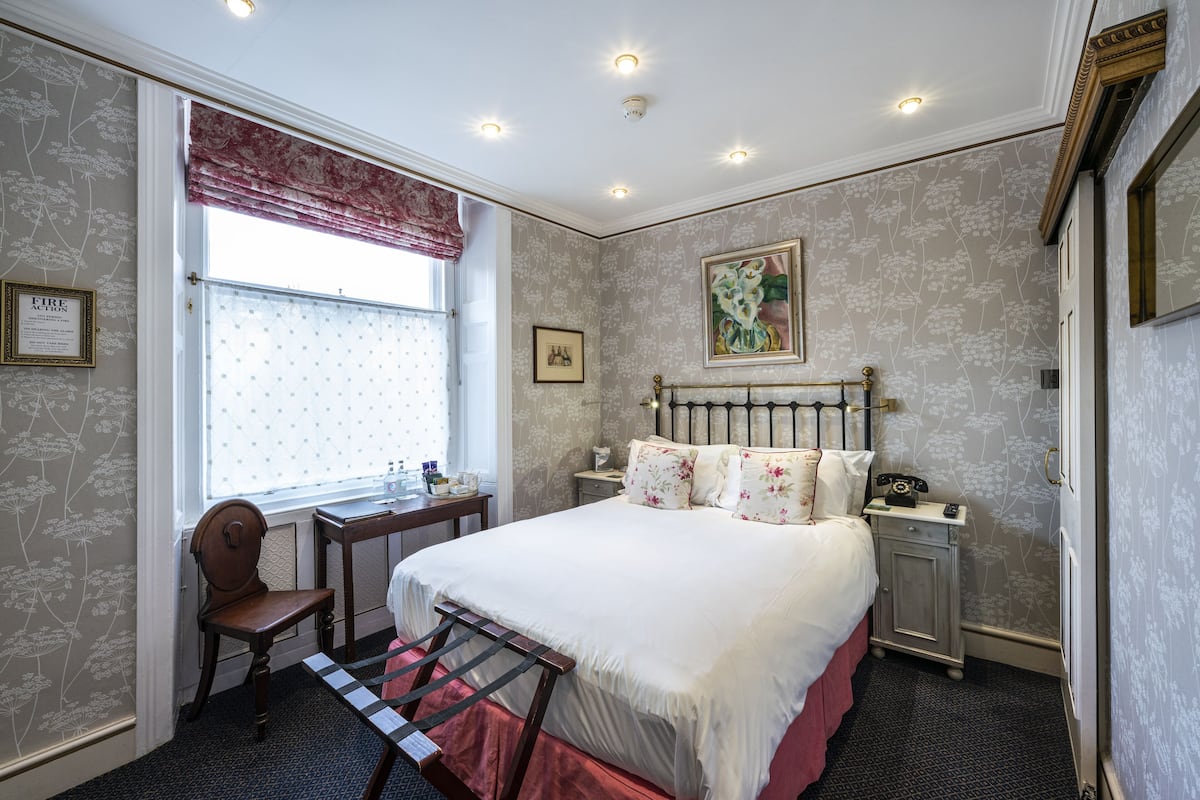 Habitación doble, baño en la habitación | Ropa de cama hipoalergénica y decoración personalizada