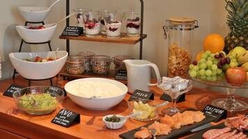 Petit déjeuner continental (12 GBP par personne)