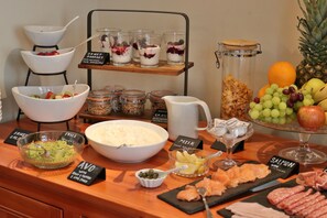 Desayuno continental diario (GBP 12 por persona)