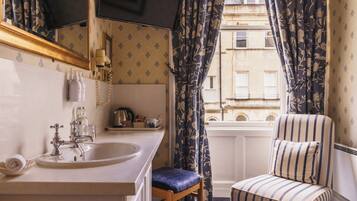 Single Room, Shared Bathroom | Hypo-allergenic bedding, individually decorated, individually furnished