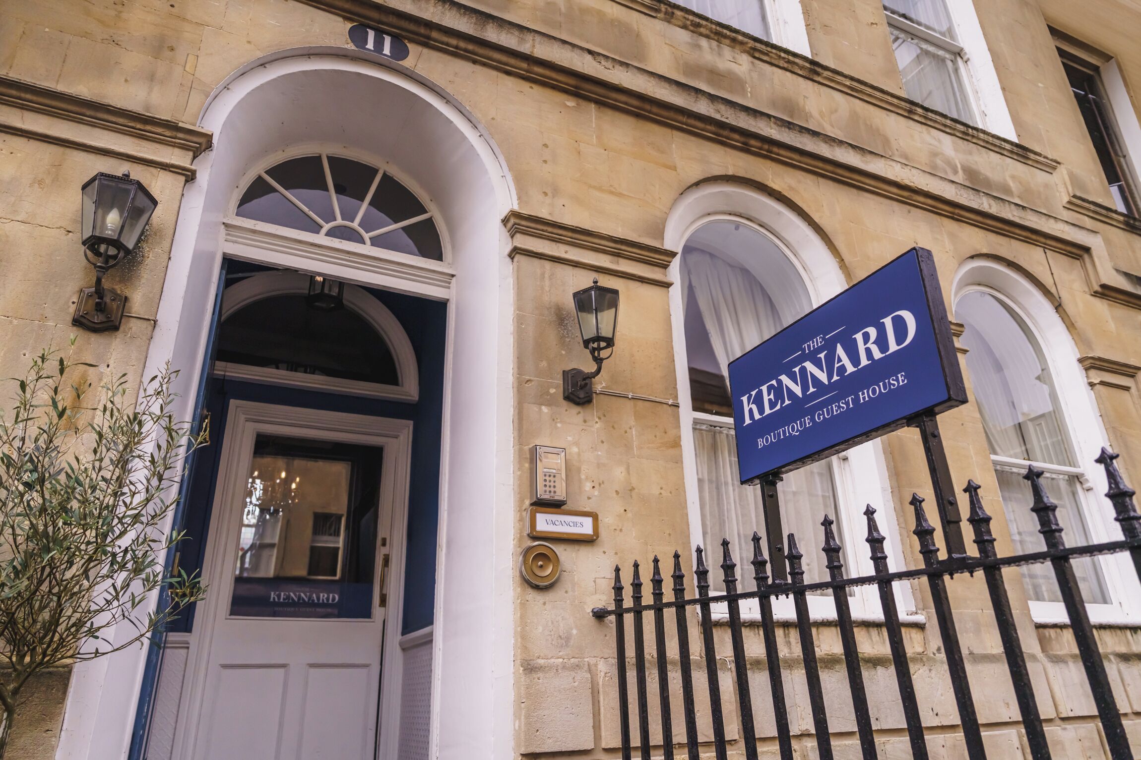 Un edificio con un letrero que dice "The Kennard Boutique Guest House".