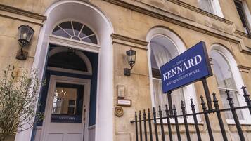Un edificio con un letrero que dice "The Kennard Boutique Guest House".