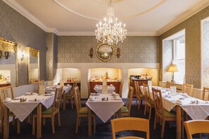 Dagelijks continentaal ontbijt (GBP 12 per persoon)