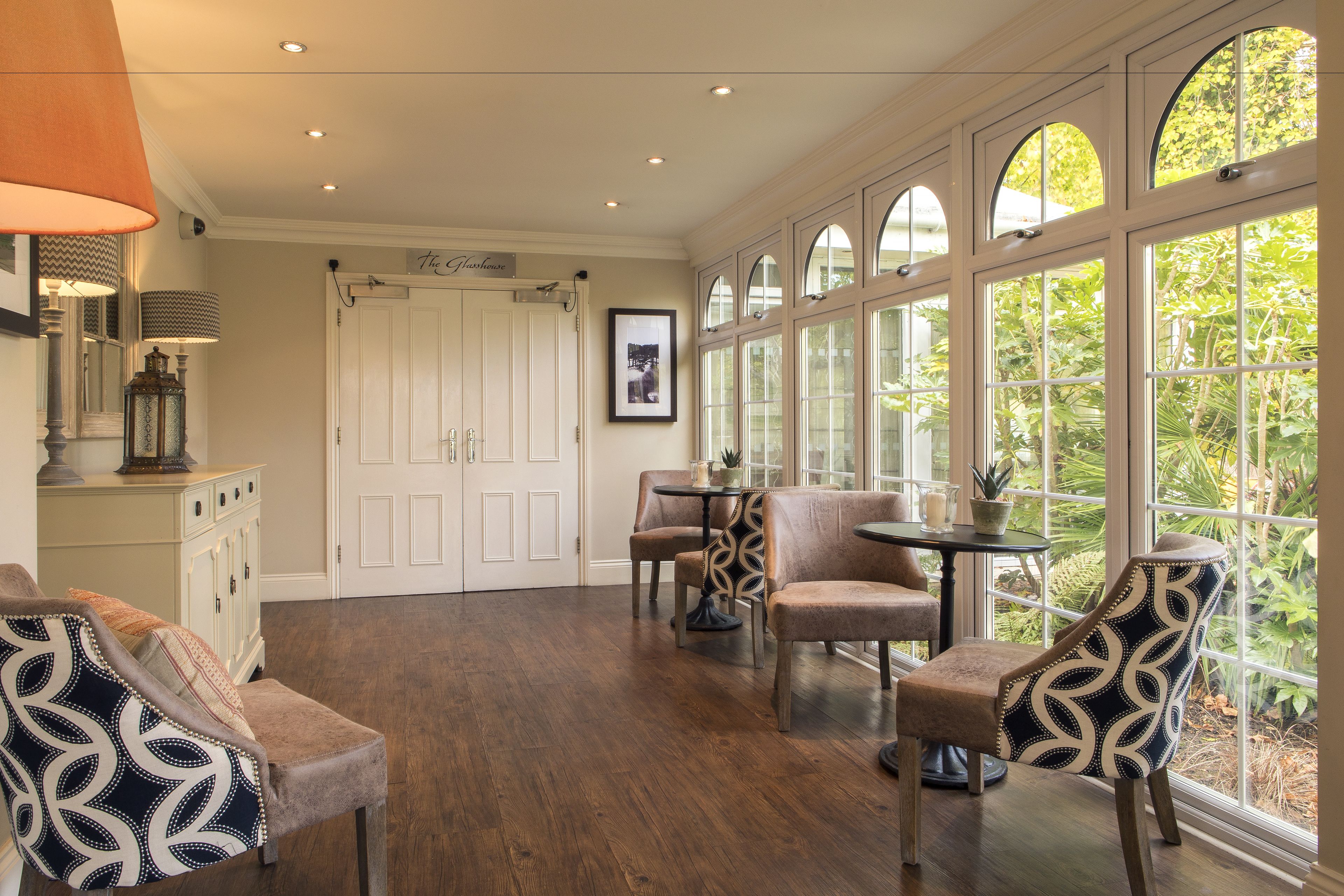 2 bar/ruang istirahat 