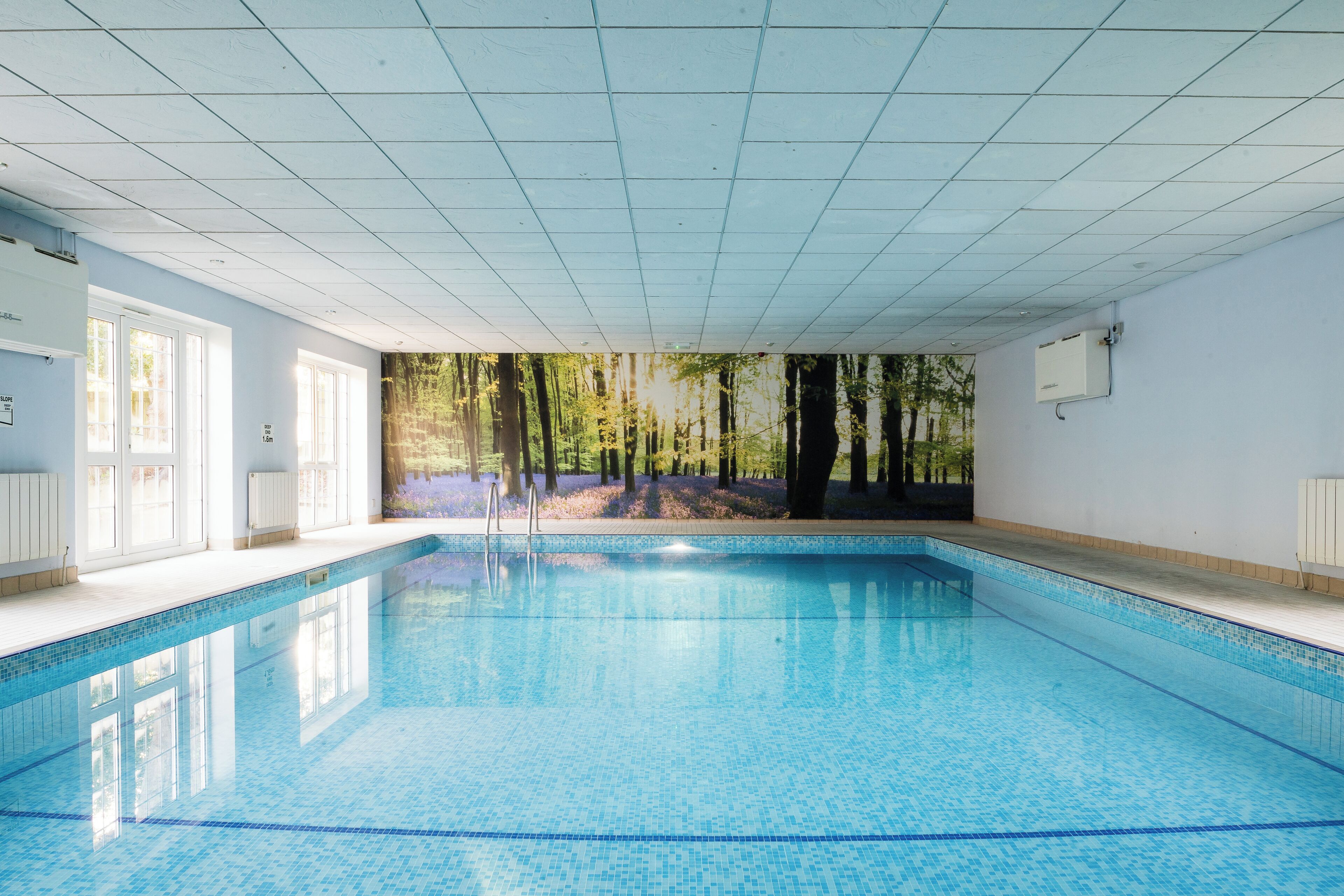 Kolam renang tertutup 