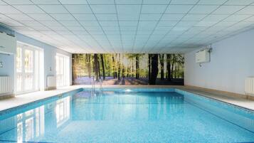 Kolam renang tertutup