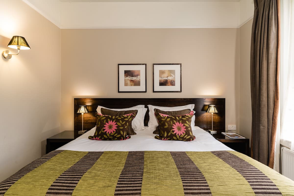 Classic Twin Room | Meja, seterika/papan seterika, Wi-fi percuma, cadar katil