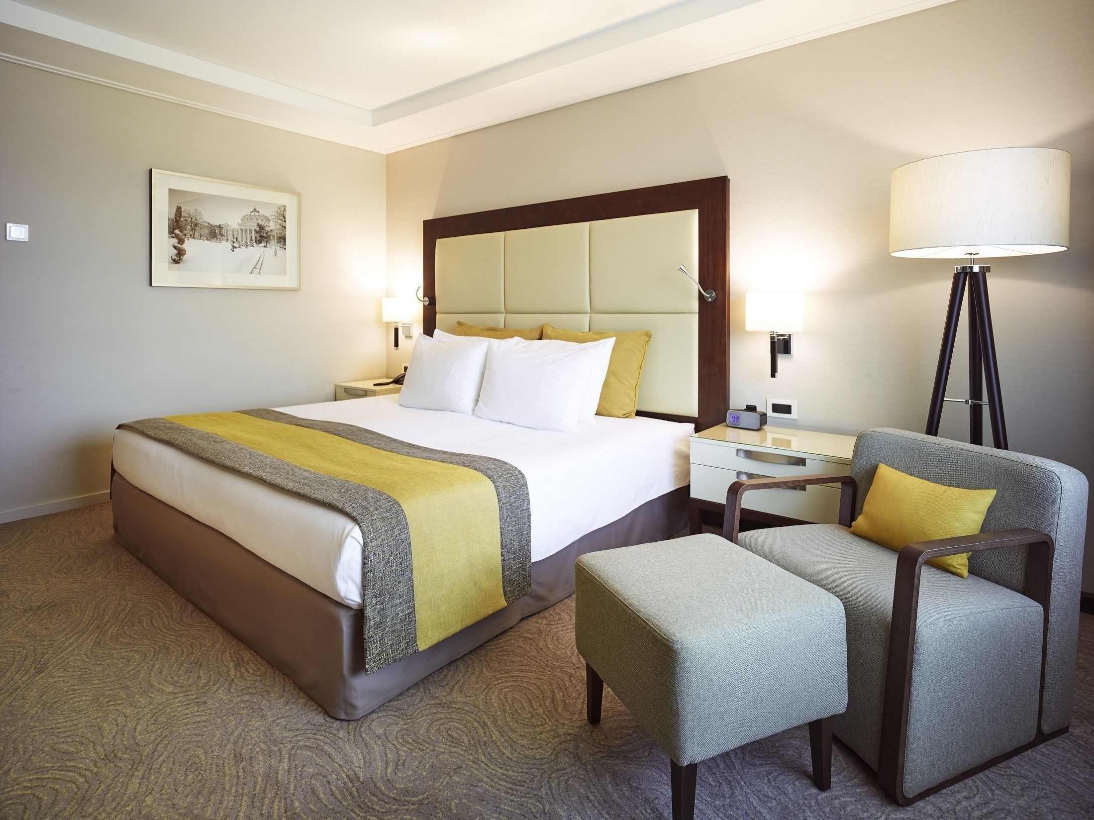 高档床上用品、迷你吧、客房内保险箱、办公桌