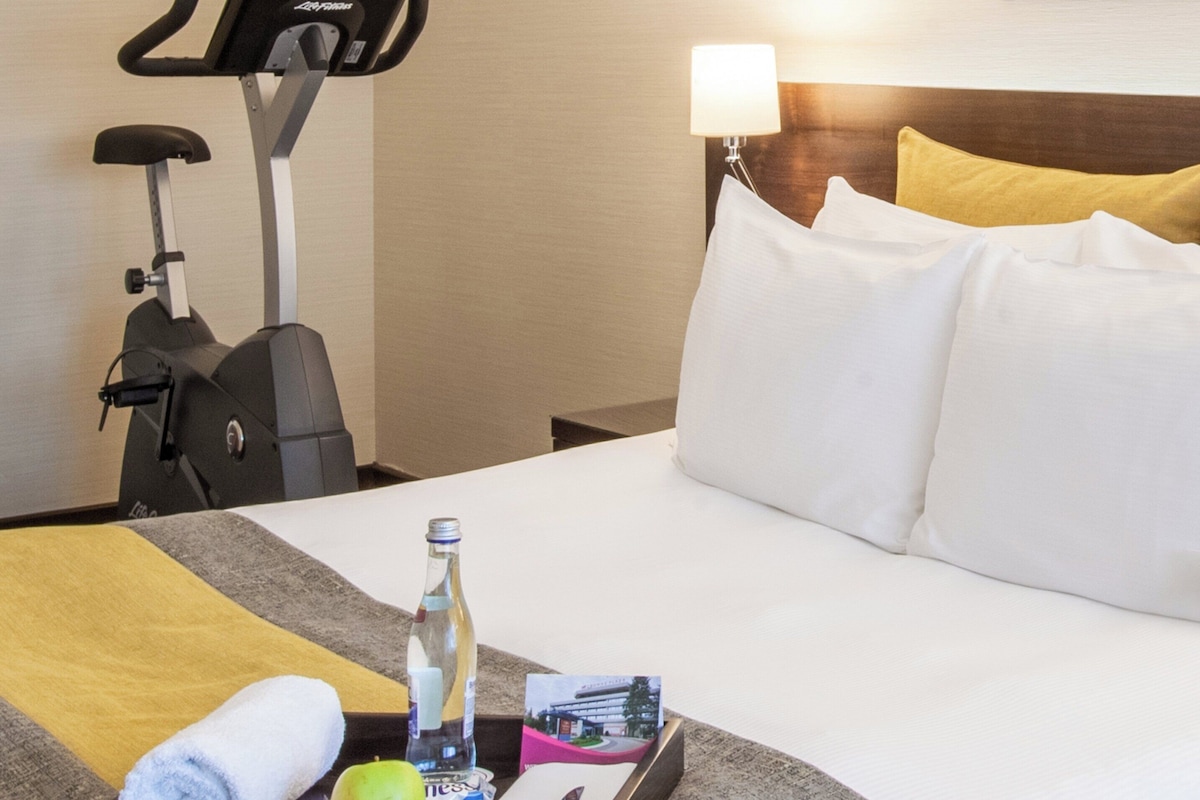 Premium Room, 1 Queen Bed, Balcony (Fit) | Premium bedding, minibar, in-room safe, desk