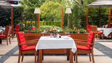 Se sirven comidas, cenas y cocina mediterránea con vista al jardín