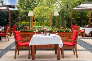 Se sirven almuerzos, cenas y cocina mediterránea (con vistas al jardín) 