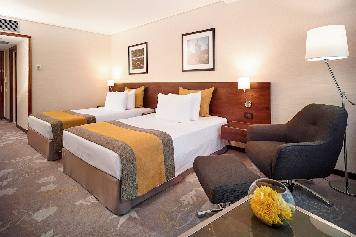 Standard Room, 2 Twin Beds | Premium bedding, minibar, in-room safe, desk