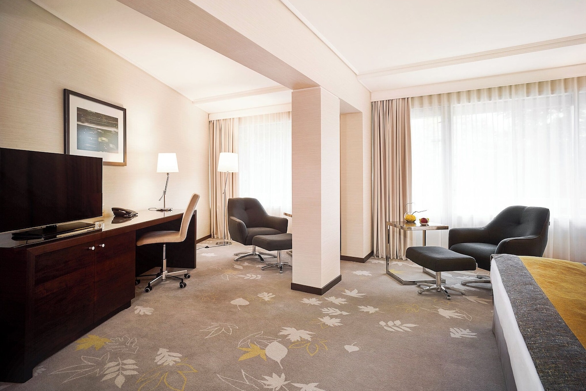 Premium bedding, minibar, in-room safe, desk