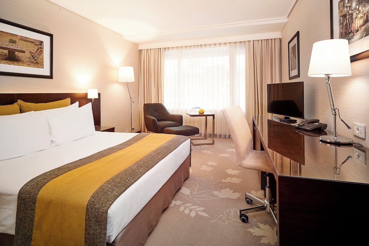 Standard Room, 1 Queen Bed, Balcony | Premium bedding, minibar, in-room safe, desk