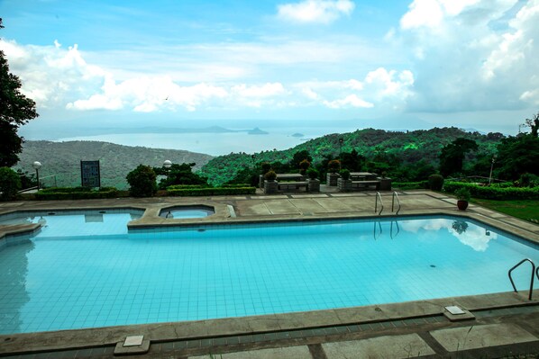 Outdoor pool - Days Hotel Tagaytay (Tagaytay)