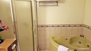 Shower, rainfall showerhead, designer toiletries, hair dryer - Days Hotel by Wyndham Tagaytay (Tagaytay)