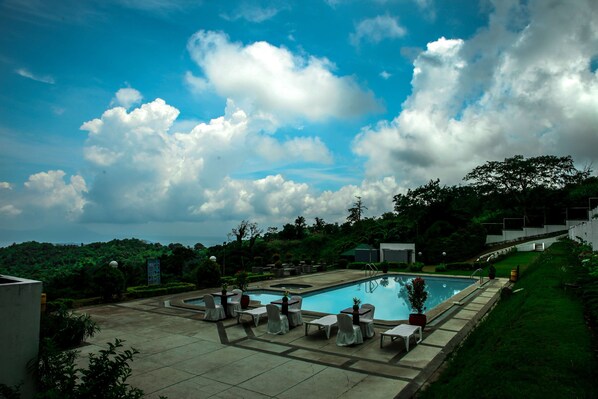 Una piscina al aire libre