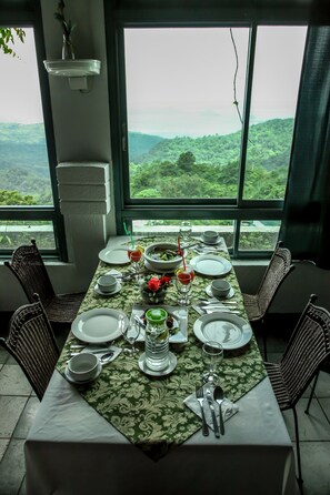 Breakfast, lunch and dinner served - Days Hotel Tagaytay (Tagaytay)
