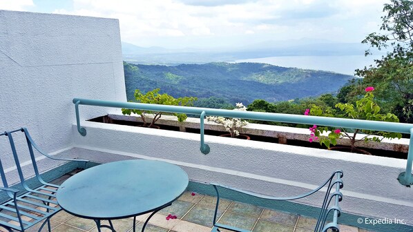 Balcony - Days Hotel by Wyndham Tagaytay (Tagaytay)