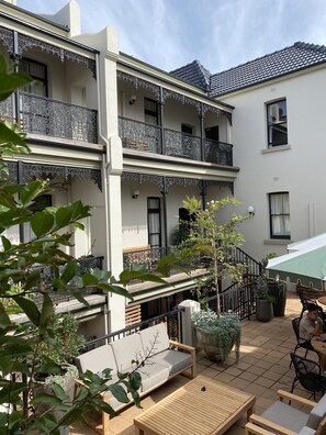 Kamer, uitzicht op de binnenplaats | Uitzicht vanuit de kamer