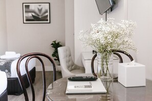 Studio Twin | Desk, soundproofing, iron/ironing board, cribs/infant beds
