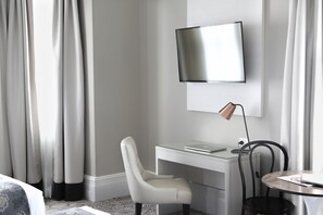 Skrivebord, lydisolert, strykejern/-brett og barnesenger