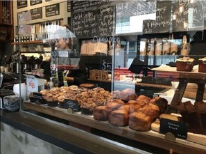 Se ofrece un desayuno completo todos los días (por un coste adicional)