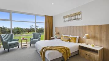 Deluxe Single Room, 1 King Bed, Jetted Tub | Premium bedding, desk, blackout curtains, iron/ironing board