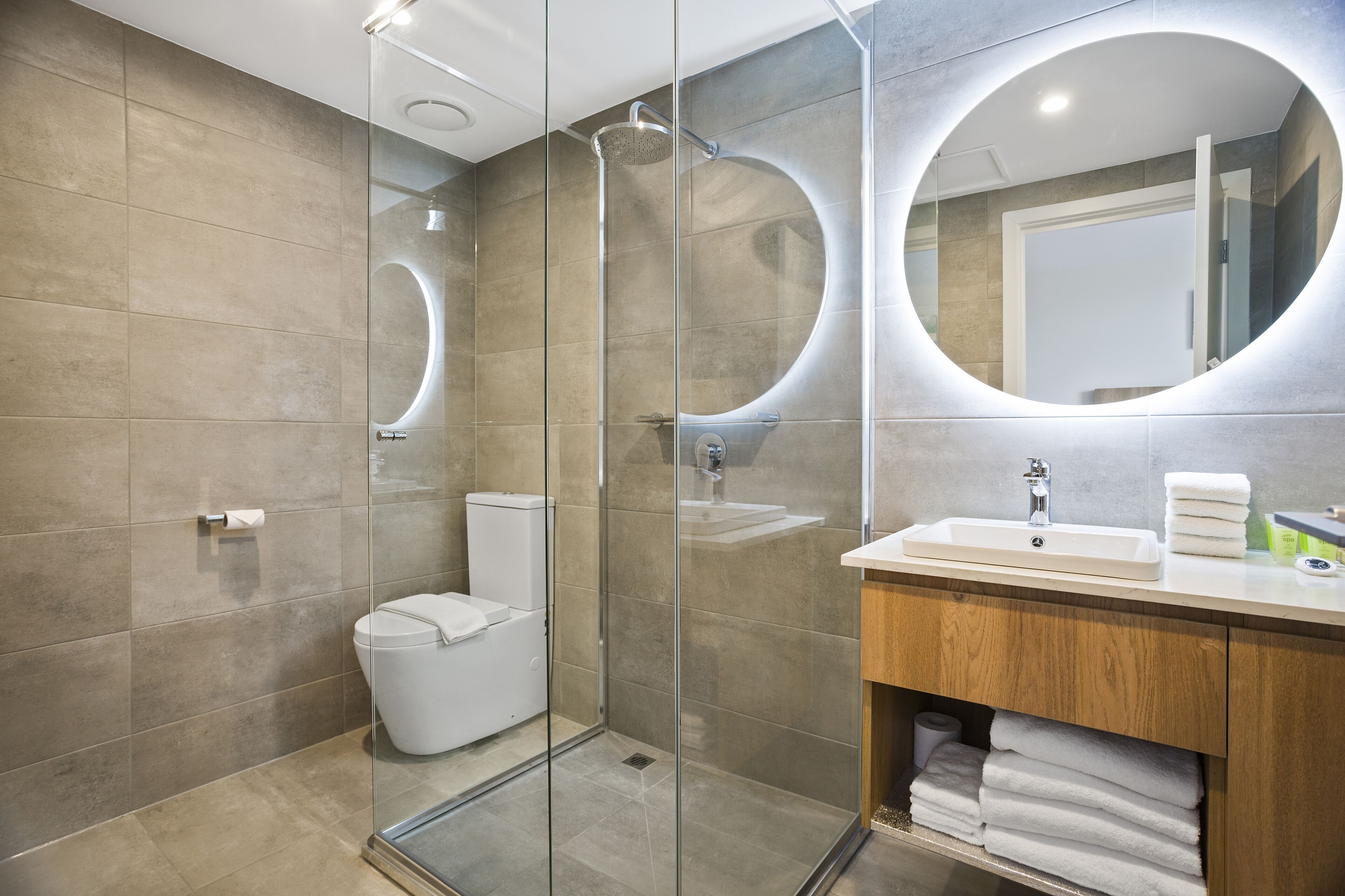 Kostenlose Toilettenartikel, Haartrockner, Handtücher