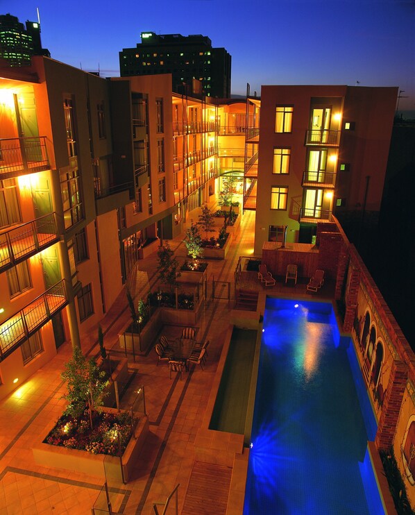 Una piscina al aire libre, tumbonas