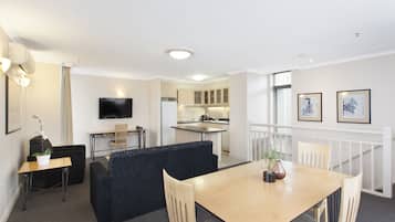 Een koelkast, een microgolfoven, een koffiezetapparaat/waterkoker