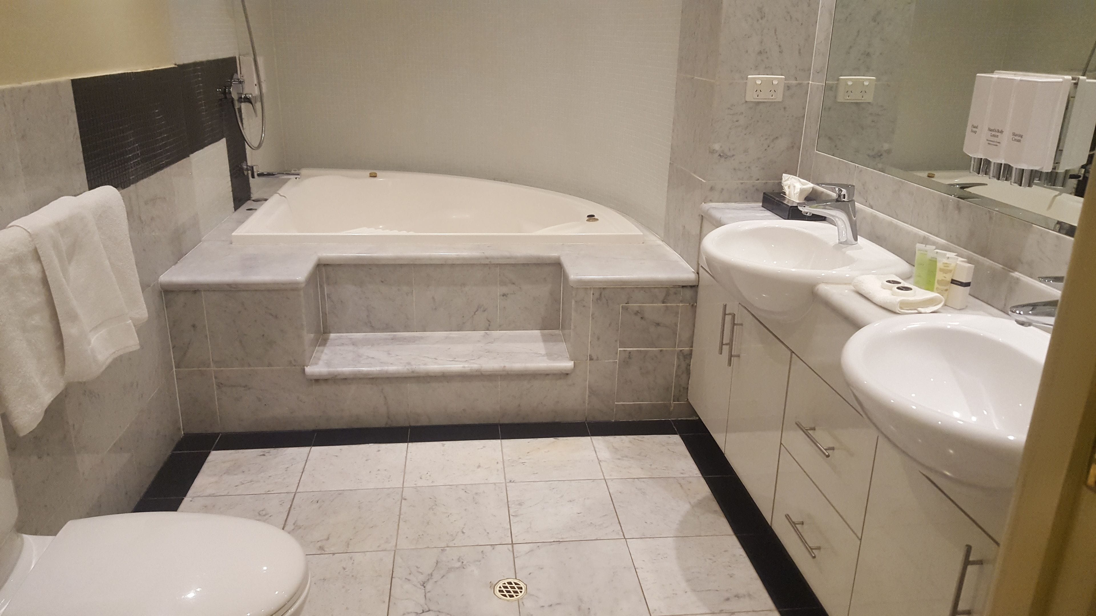 superior apartment, 3 bedrooms, accessible, city view | bathroom | shower, free toiletries, hair dryer, towels