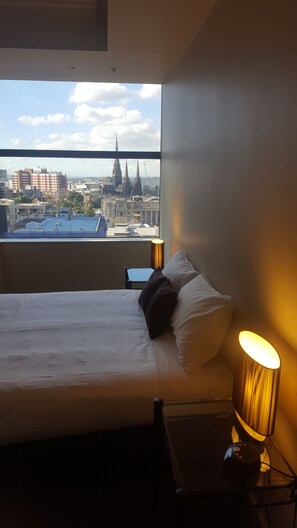 Apartamento superior, 3 habitaciones, accesible para personas con discapacidad, vistas a la ciudad | Ropa de cama hipoalergénica, escritorio, cortinas opacas