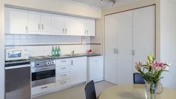 Réfrigérateur, micro-ondes, plaque de cuisson, lave-vaisselle