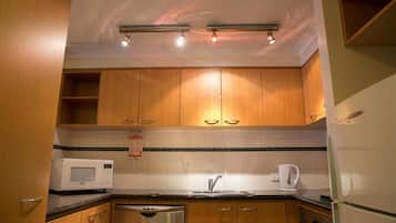 Réfrigérateur, micro-ondes, plaque de cuisson, lave-vaisselle