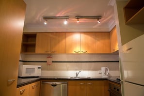 Kühlschrank, Mikrowelle, Herdplatte, Geschirrspüler